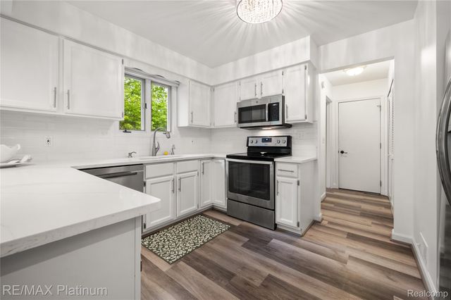 222 Glenwood Avenue, Fenton, MI 48430