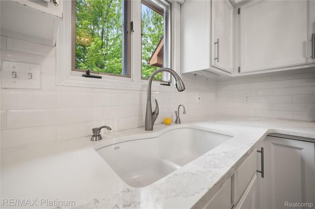 222 Glenwood Avenue, Fenton, MI 48430
