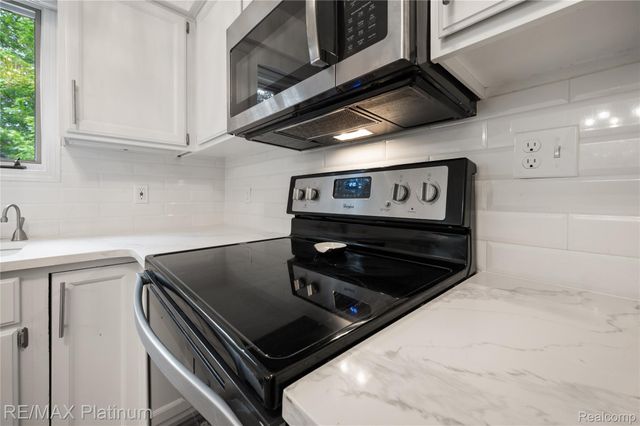 222 Glenwood Avenue, Fenton, MI 48430