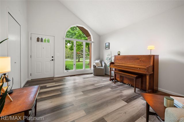 222 Glenwood Avenue, Fenton, MI 48430