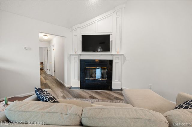 222 Glenwood Avenue, Fenton, MI 48430