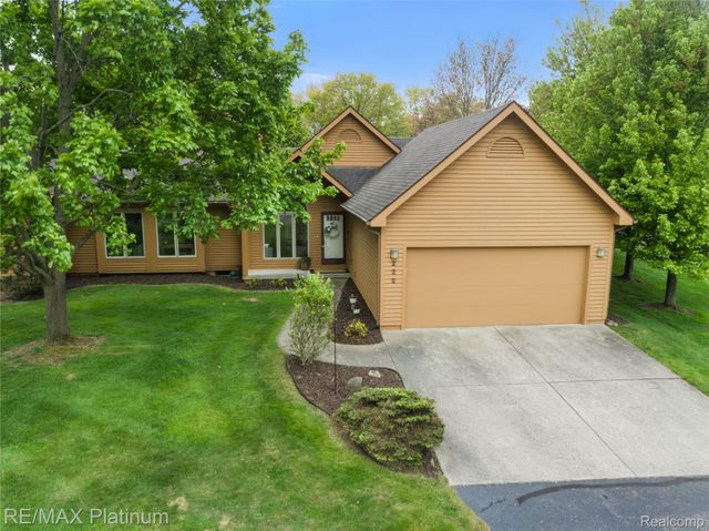 222 Glenwood Avenue, Fenton, MI 48430
