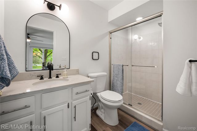 222 Glenwood Avenue, Fenton, MI 48430