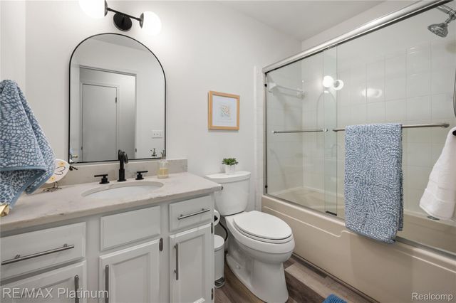 222 Glenwood Avenue, Fenton, MI 48430