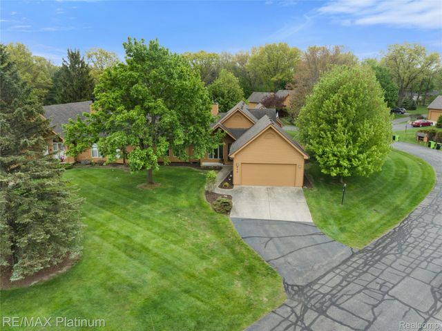 222 Glenwood Avenue, Fenton, MI 48430