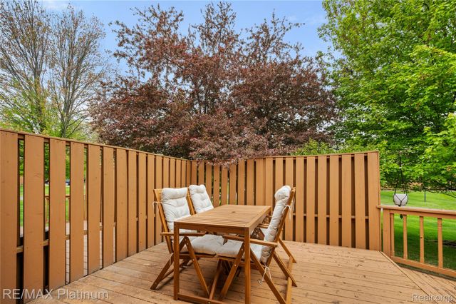 222 Glenwood Avenue, Fenton, MI 48430