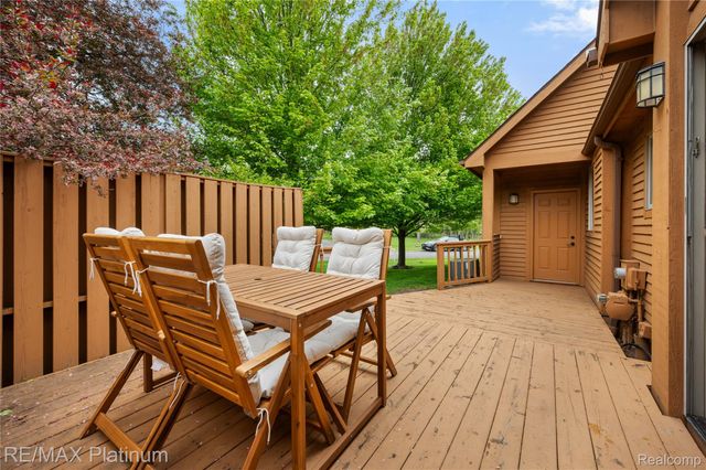 222 Glenwood Avenue, Fenton, MI 48430