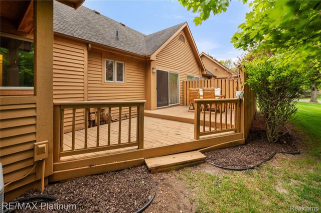 222 Glenwood Avenue, Fenton, MI 48430