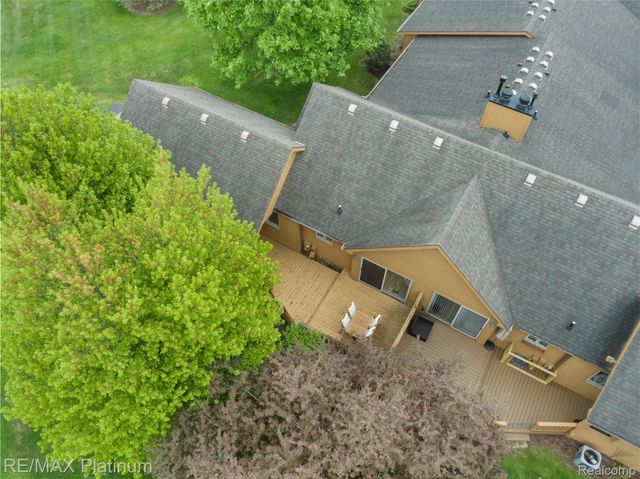 222 Glenwood Avenue, Fenton, MI 48430