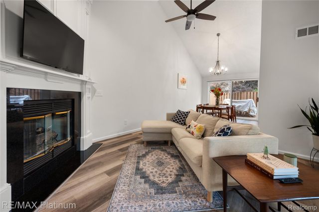 222 Glenwood Avenue, Fenton, MI 48430