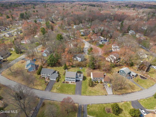 18 Hiawatha Drive, Clifton Park, NY 12065