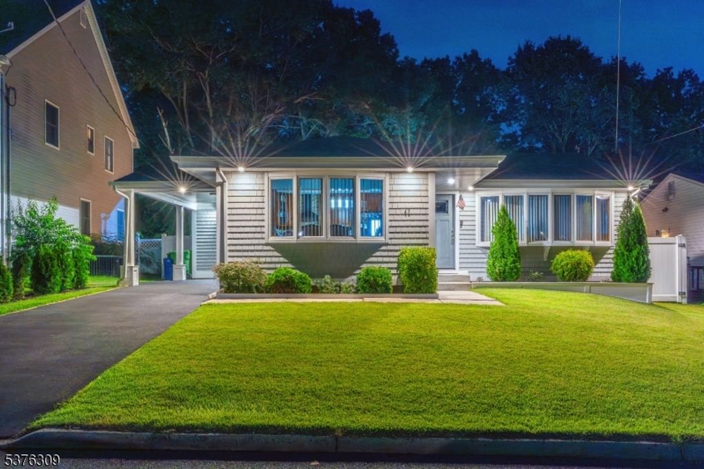 40 Buttonwood Dr, Sayreville Boro, NJ 08859