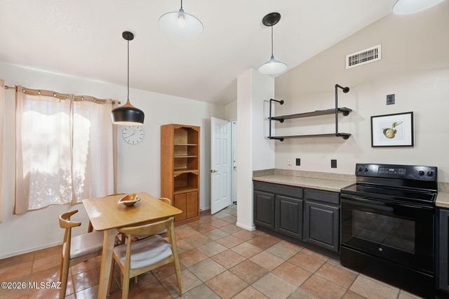 1885 E Cliff Swallow Trail, Green Valley, AZ 85614