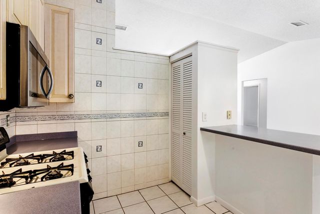 6075 Wolfe Street, Jupiter, FL 33458