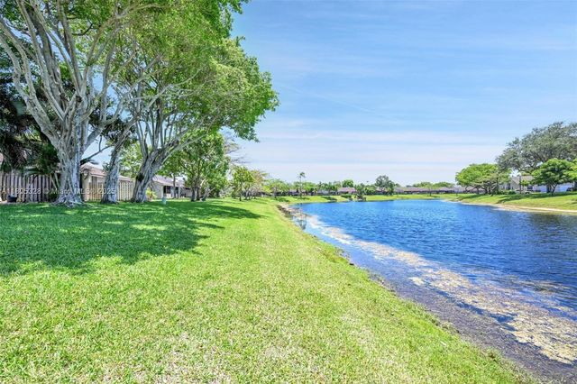 1054 NW 53rd St, Deerfield Beach, FL 33064