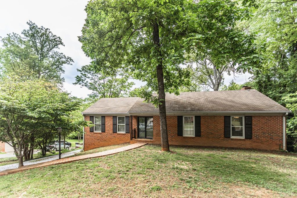 Image 1 of property listing at 128 Dogwood Place, Lynchburg, VA 24502