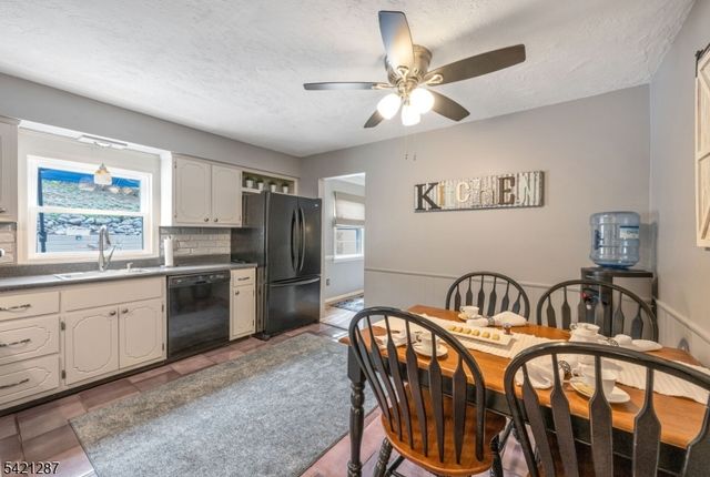 32 Schirra Dr, Wanaque Boro, NJ 07465