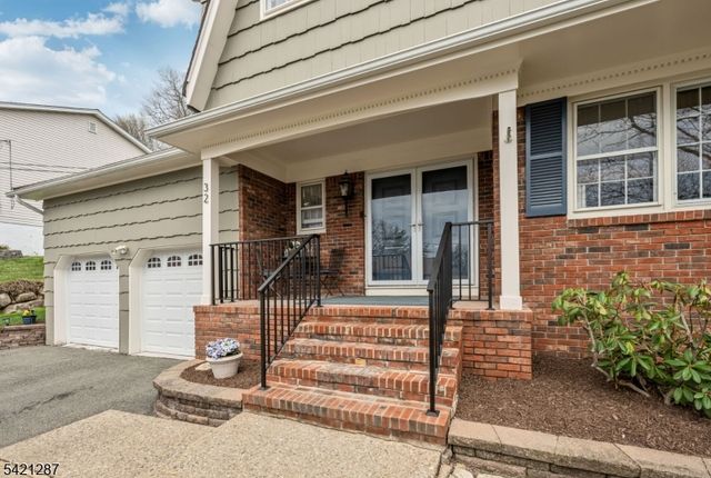 32 Schirra Dr, Wanaque Boro, NJ 07465