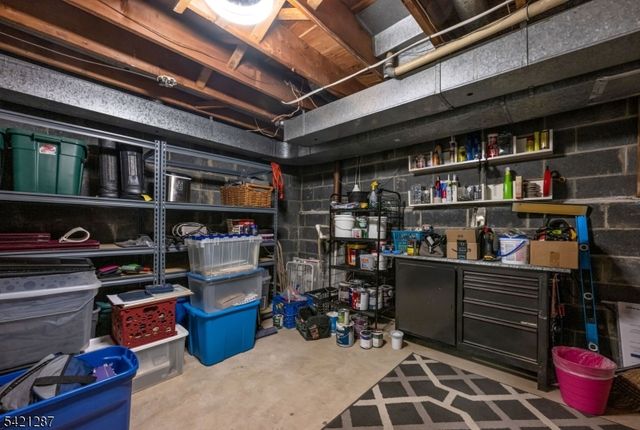 32 Schirra Dr, Wanaque Boro, NJ 07465