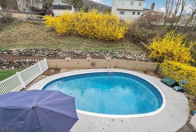 32 Schirra Dr, Wanaque Boro, NJ 07465