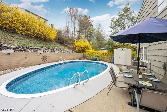 32 Schirra Dr, Wanaque Boro, NJ 07465