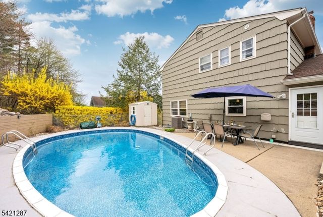 32 Schirra Dr, Wanaque Boro, NJ 07465