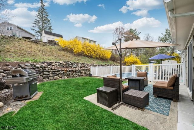 32 Schirra Dr, Wanaque Boro, NJ 07465