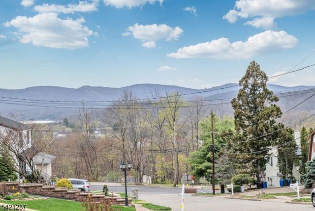 32 Schirra Dr, Wanaque Boro, NJ 07465