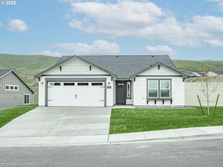 885 YOSS Pl, Cottage Grove, OR 97424