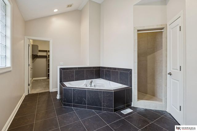 17902 Camelback Avenue, Omaha, NE 68136