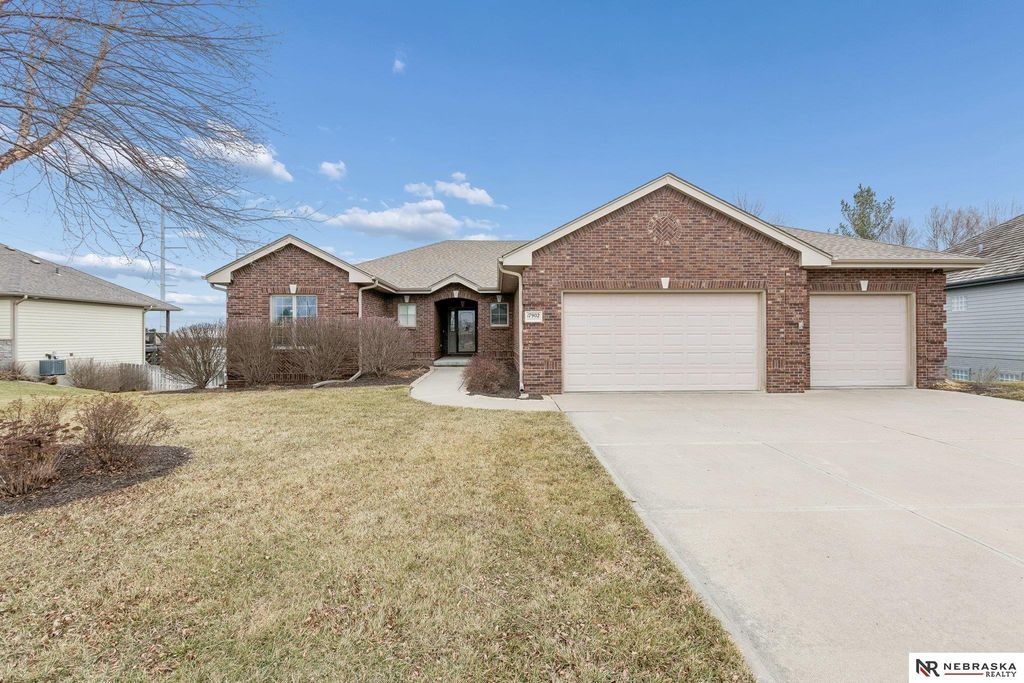 17902 Camelback Avenue, Omaha, NE 68136