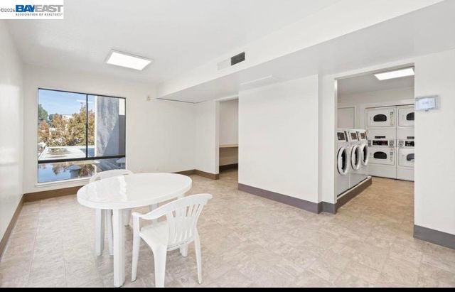 320 N Civic Dr 103, Walnut Creek, CA 94596