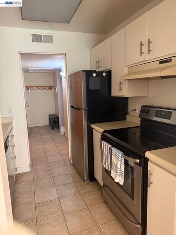 320 N Civic Dr 103, Walnut Creek, CA 94596