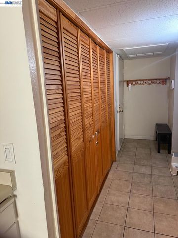 320 N Civic Dr 103, Walnut Creek, CA 94596