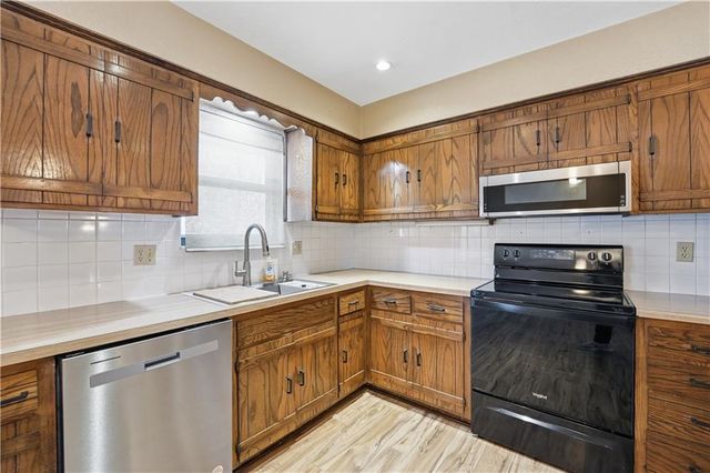 6 NE 101st Place, Kansas City, MO 64155