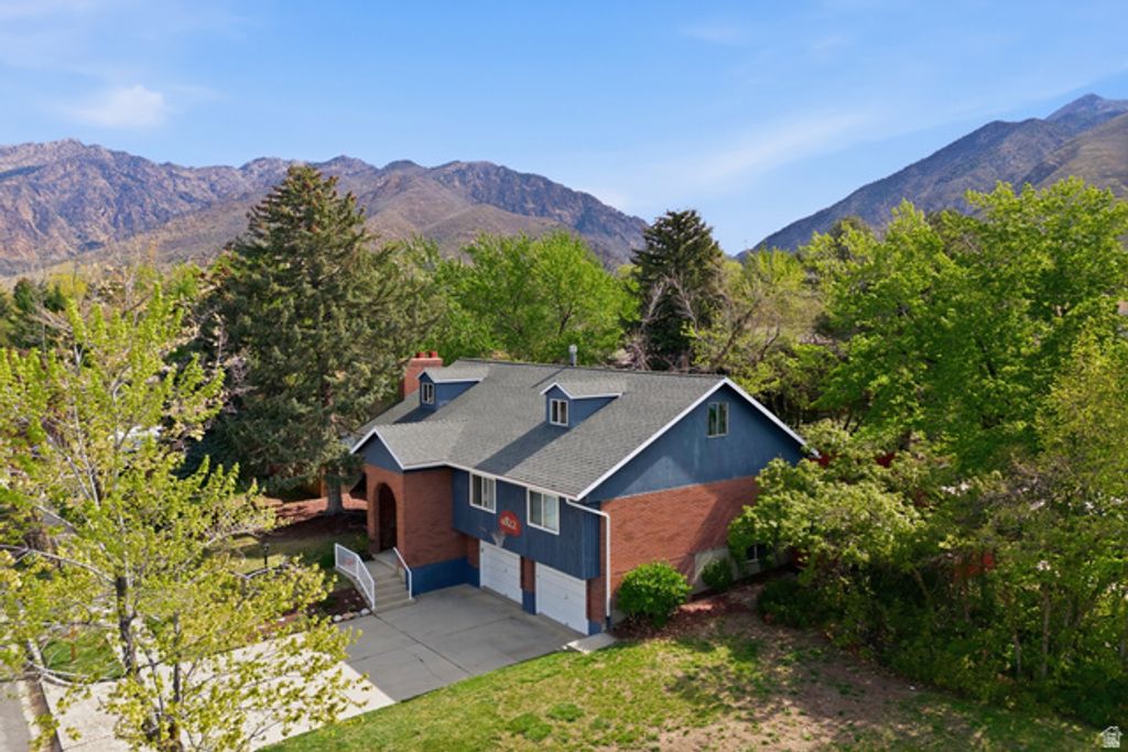 Image 3 of property listing at 7713 S BRIGHTON WAY, Cottonwood Heights, UT 84121