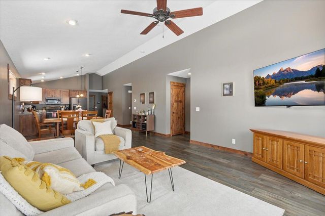 870 Brentwood Circle, River Falls, WI 54022