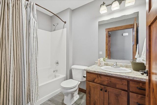 870 Brentwood Circle, River Falls, WI 54022