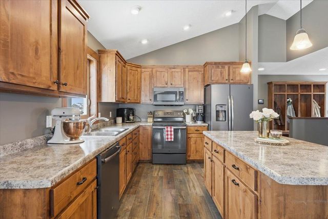 870 Brentwood Circle, River Falls, WI 54022