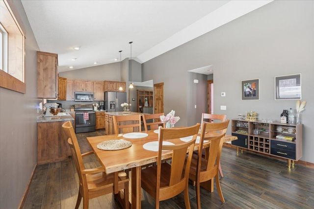 870 Brentwood Circle, River Falls, WI 54022