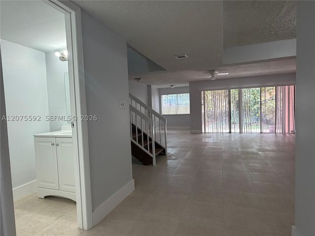 5728 NW 16th St 24, Lauderhill, FL 33313