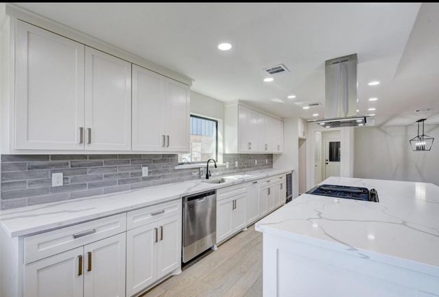 8907 Tanager Street, Houston, TX 77036