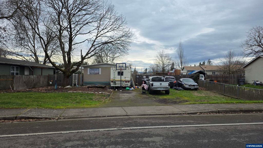 530 S 6TH St, Harrisburg, OR 97446