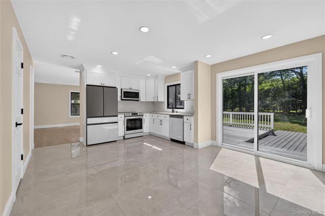 96 Chestnut Street, Mount Sinai, NY 11766