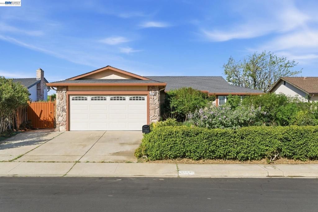 Image 2 of property listing at 2222 Carmel Ct, Pittsburg, CA 94565