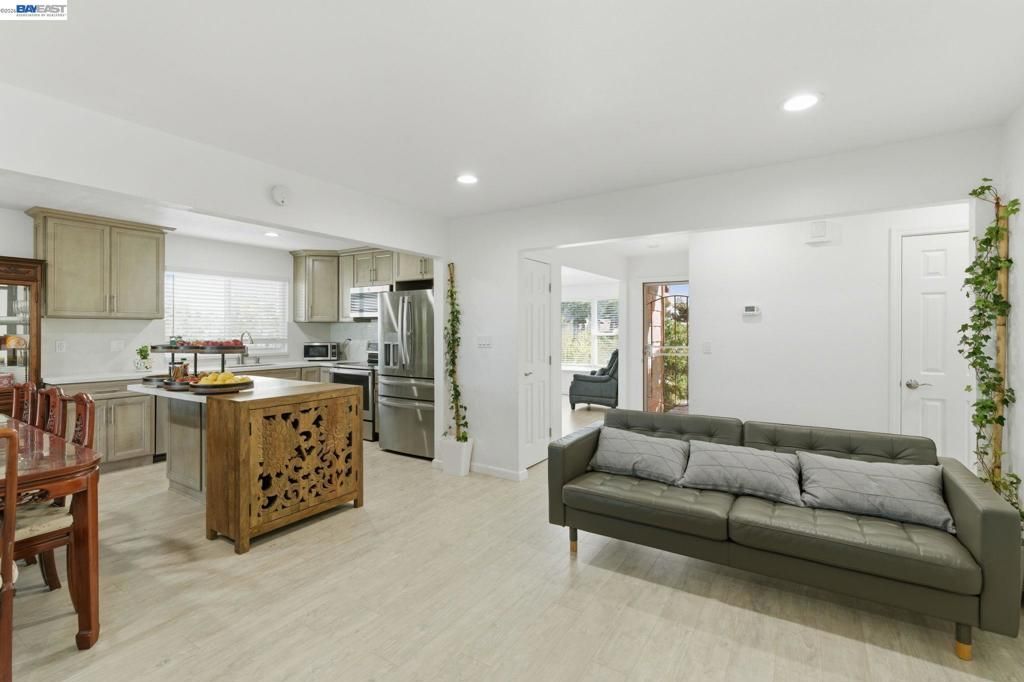 Image 4 of property listing at 2222 Carmel Ct, Pittsburg, CA 94565