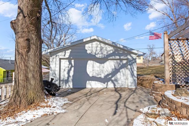 5610 R Street, Omaha, NE 68117