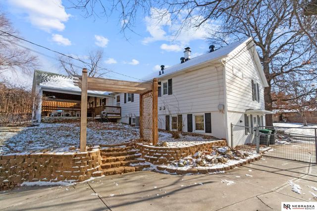 5610 R Street, Omaha, NE 68117