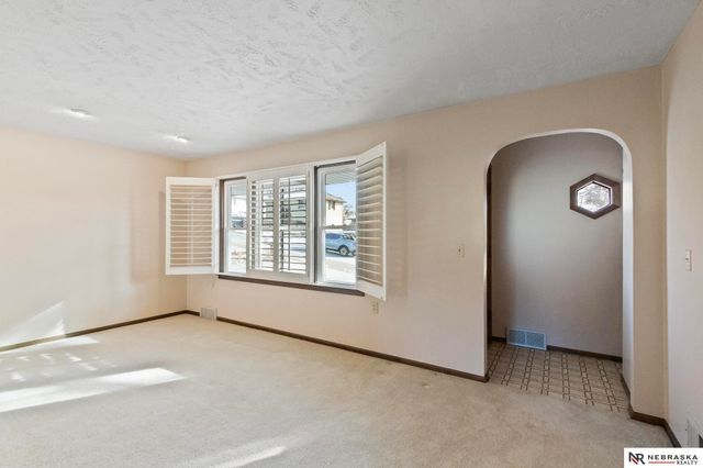 5610 R Street, Omaha, NE 68117