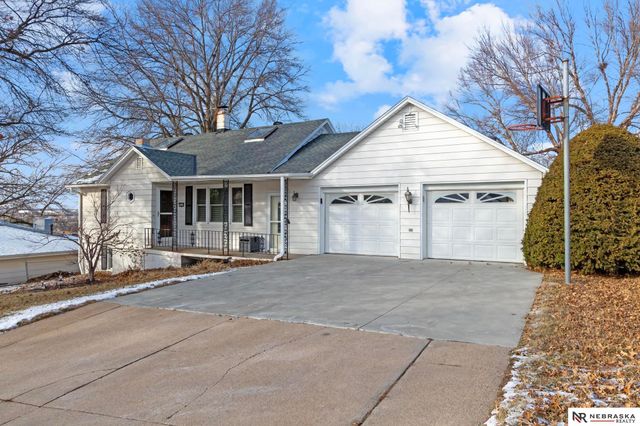 5610 R Street, Omaha, NE 68117